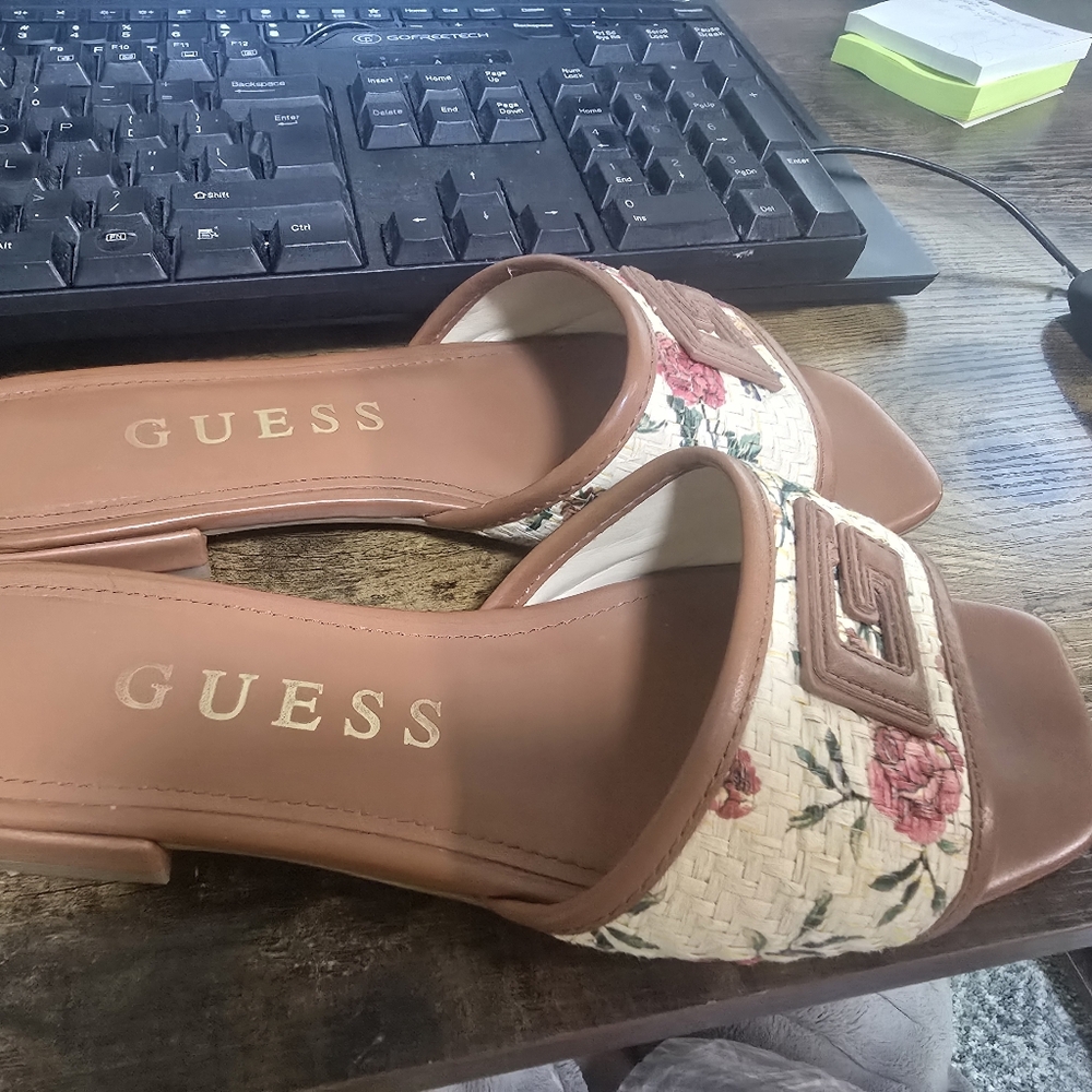 GUESS Women's Floral Woven Sandals - Brown and Cream - Picture 9 of 10